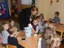 Pani Iwona Grzybowska - właścicielka kwiaciarni "Iwona" w Jastrzębiu pomogła dzieciom przygotować bukiety dla Babć z okazji ich święta